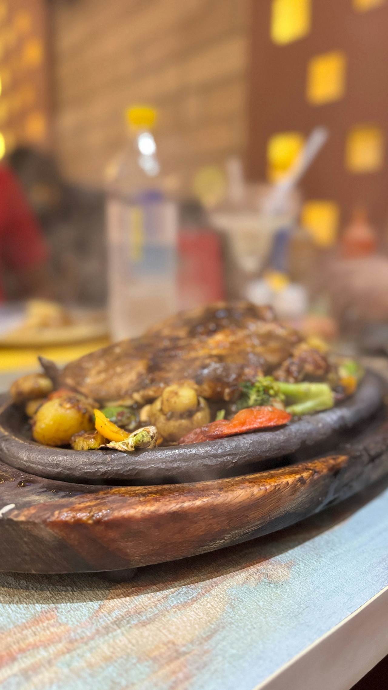 Plato típico ecuatoriano servido en platería de barro