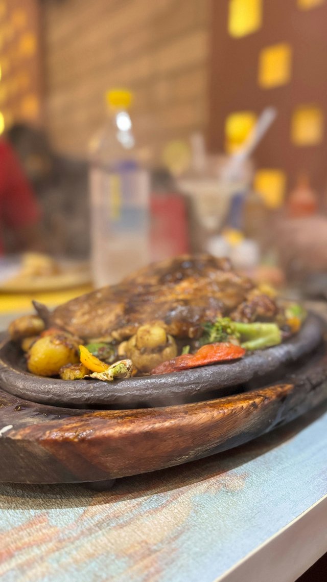 Plato típico ecuatoriano servido en platería de barro