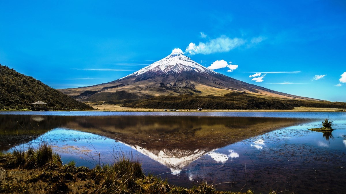 Volcán Cotopaxi reflejado en lago, Ecuador