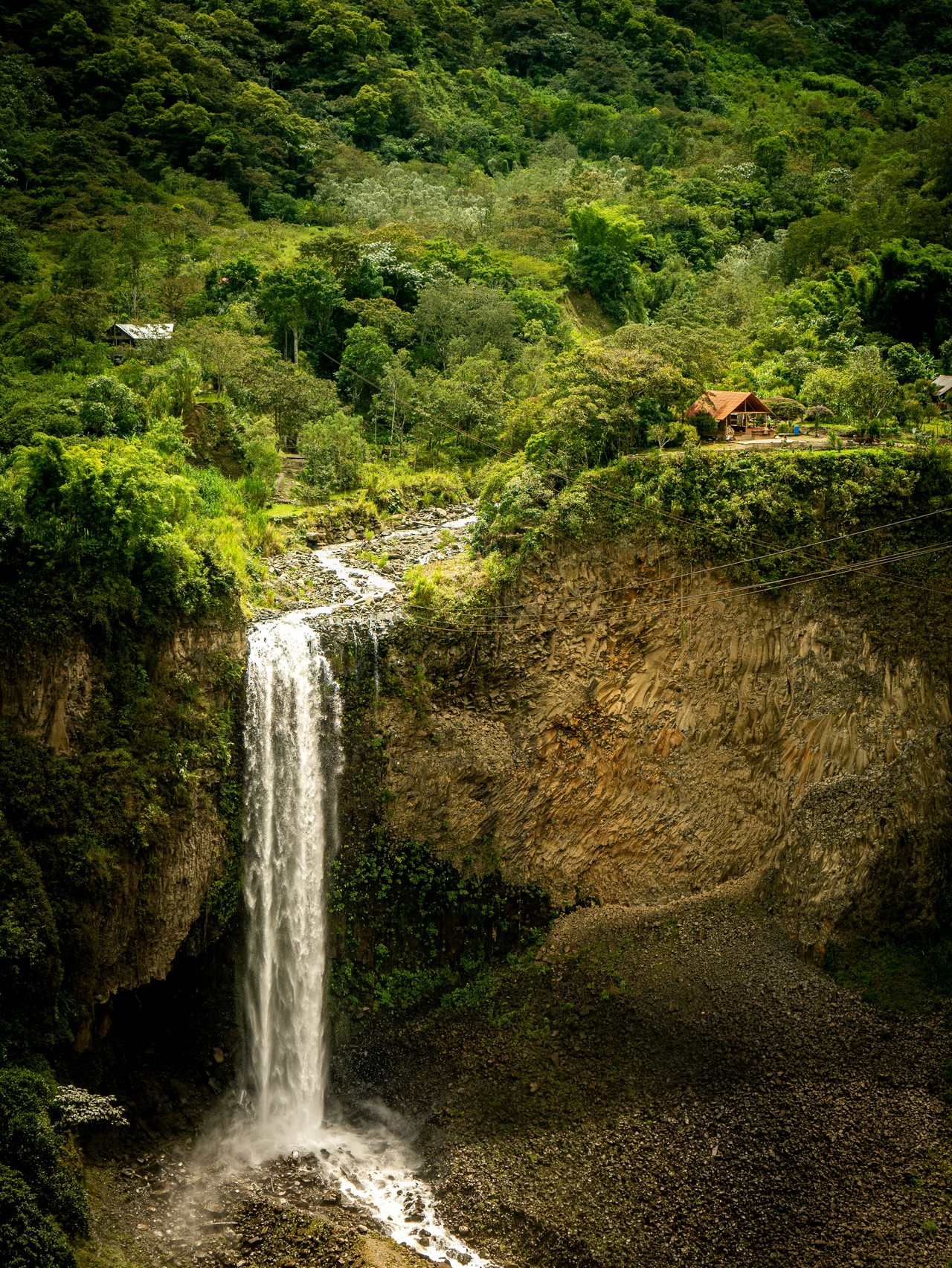 Cascada en la selva de Baños de Agua Santa
