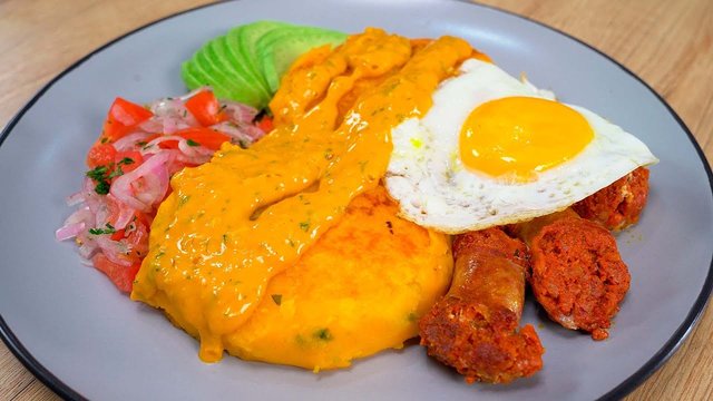 Llapingacho tradicional ecuatoriano con huevo frito y chorizo