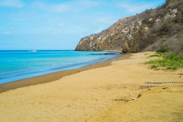 Playa tropical ecuatoriana con acantilado rocoso