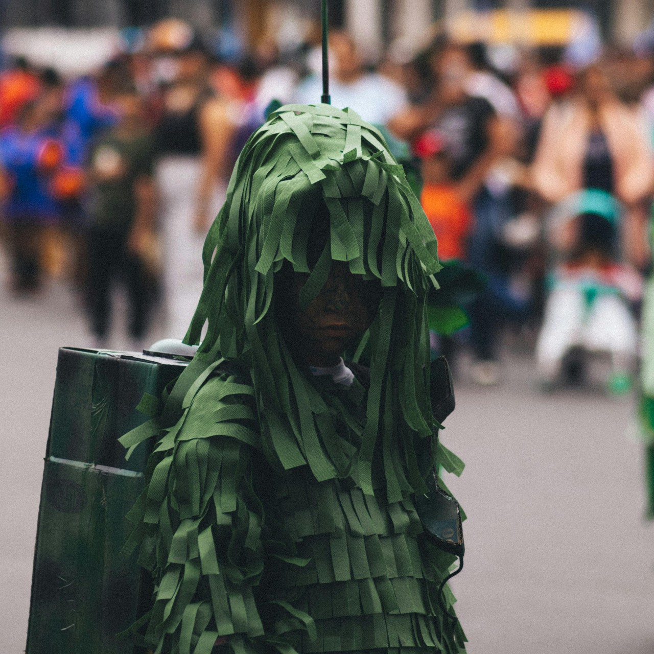 Participante en desfile festivo ecuatoriano con disfraz tradicional