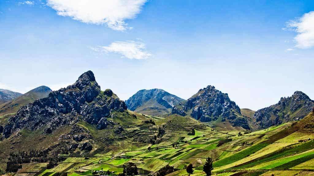 Majestuosos picos andinos de Ecuador con vegetación verde