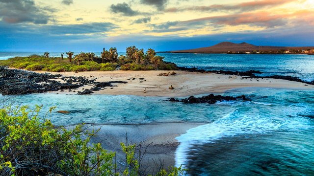 Atardecer en las Islas Galápagos con volcán al fondo