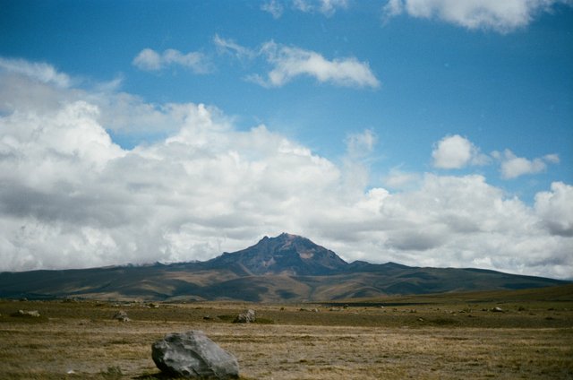 Paisaje andino ecuatoriano con volcán al fondo