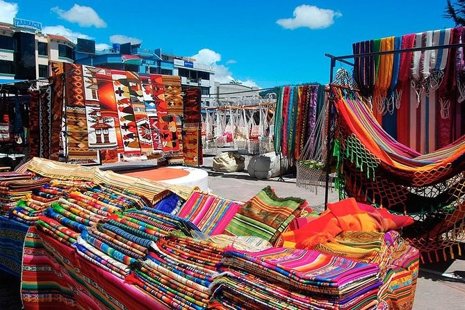 Mercado indígena de Otavalo: artesanías y textiles tradicionales
