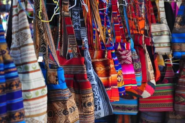 Textiles tradicionales del mercado indígena de Otavalo