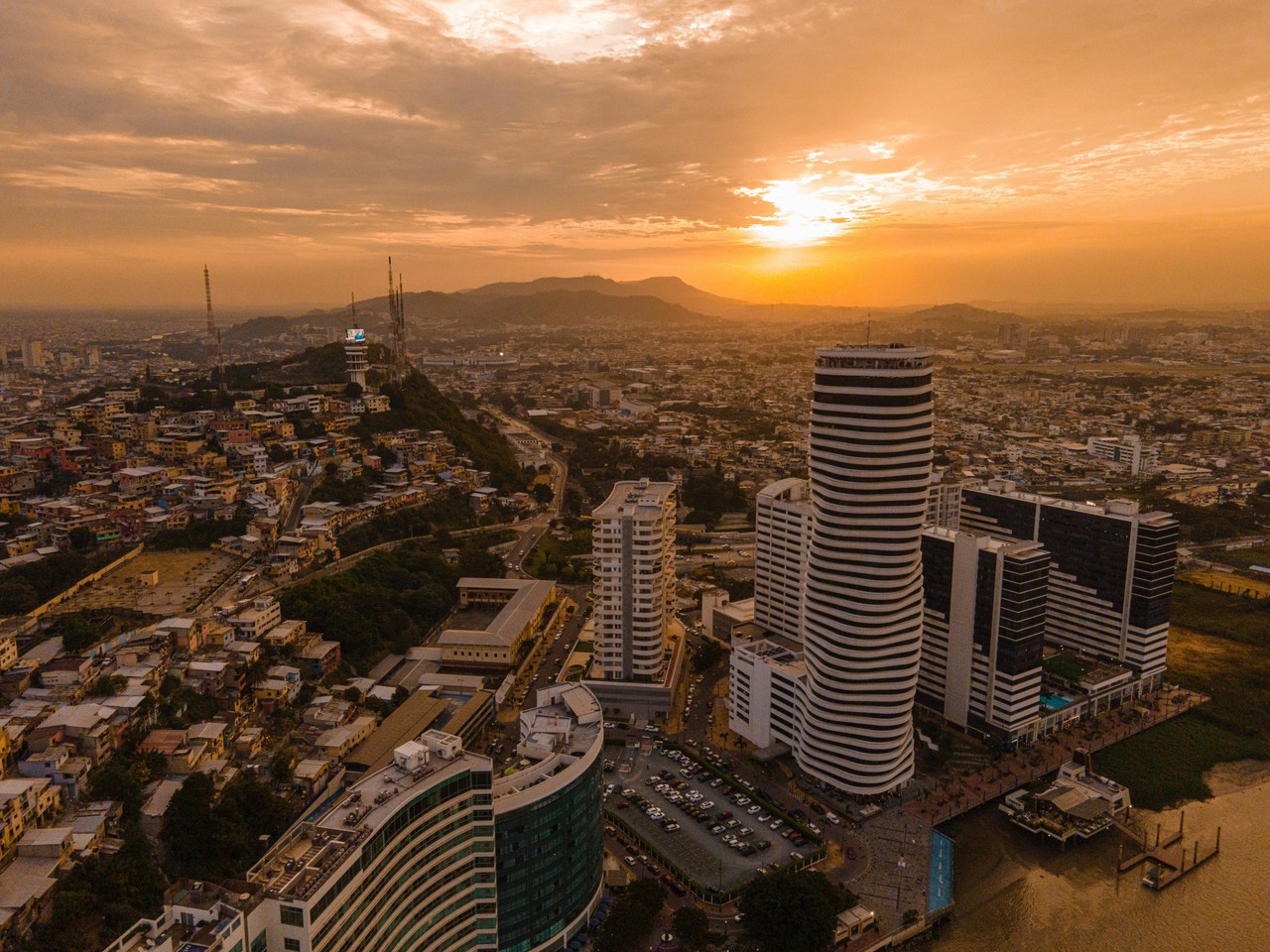 Vista aérea de Guayaquil al atardecer