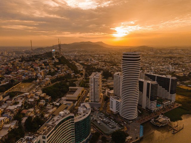 Vista aérea de Guayaquil al atardecer