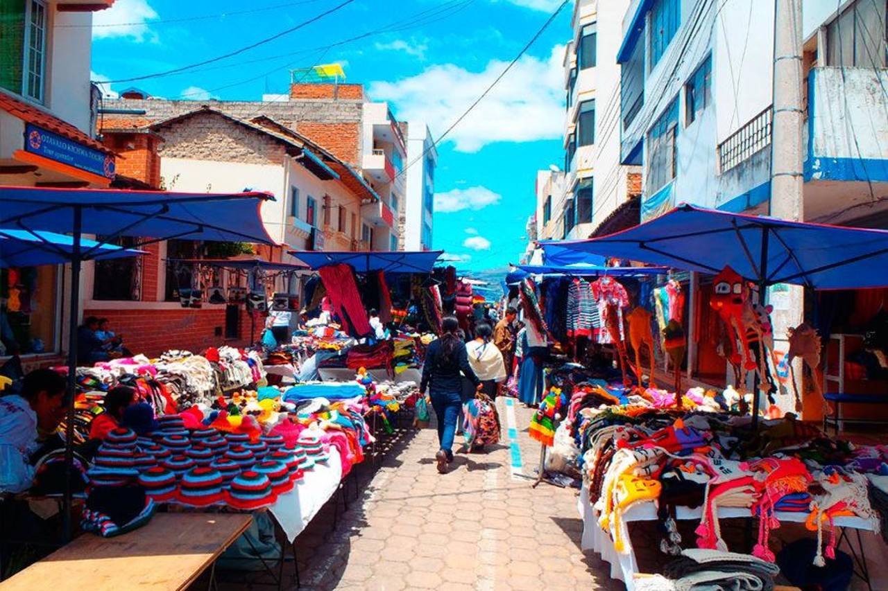 Mercado indígena de Otavalo: colorido comercio tradicional ecuatoriano
