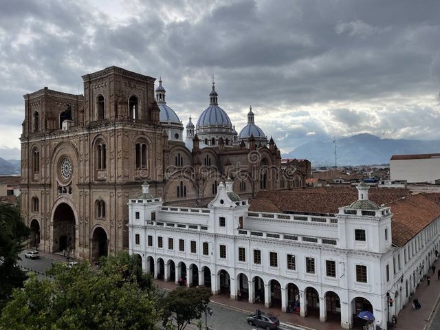 Centro histórico de Cuenca con la Catedral Colonial