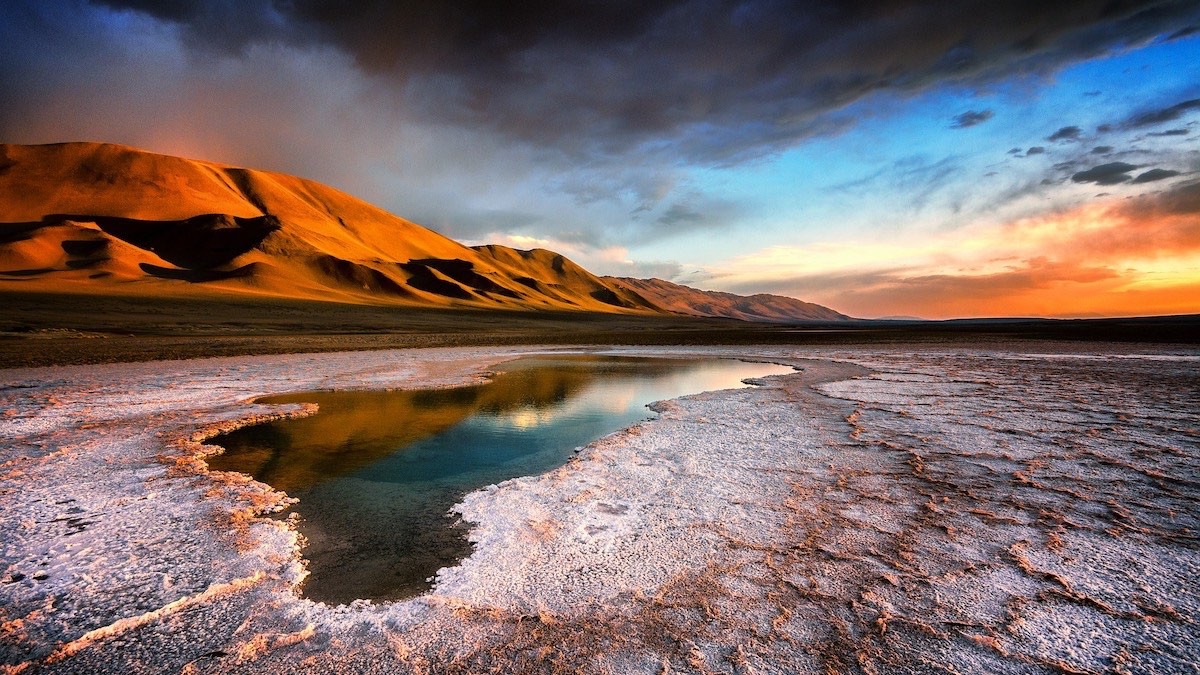 Laguna termal en la sierra ecuatoriana al atardecer