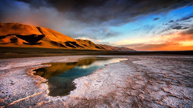 Laguna termal en la sierra ecuatoriana al atardecer