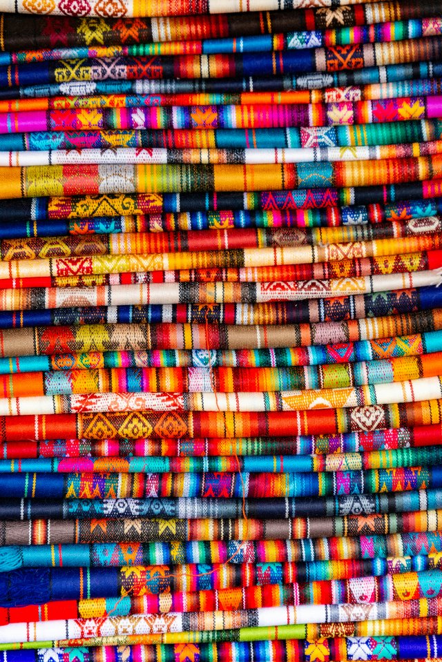 Detalle de artesanía textil ecuatoriana con colores vibrantes