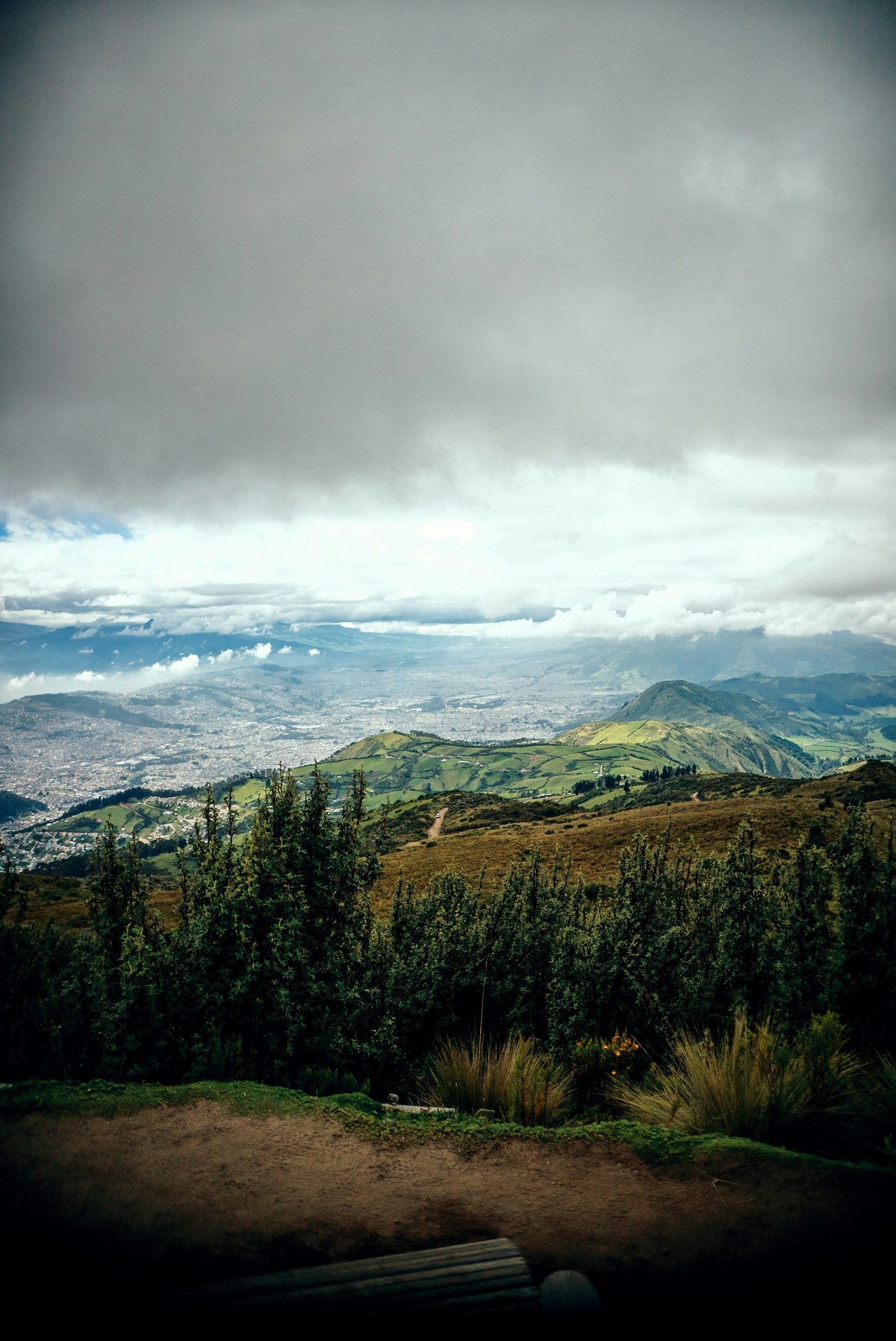 Vista panorámica de la cordillera andina ecuatoriana con cielo nublado