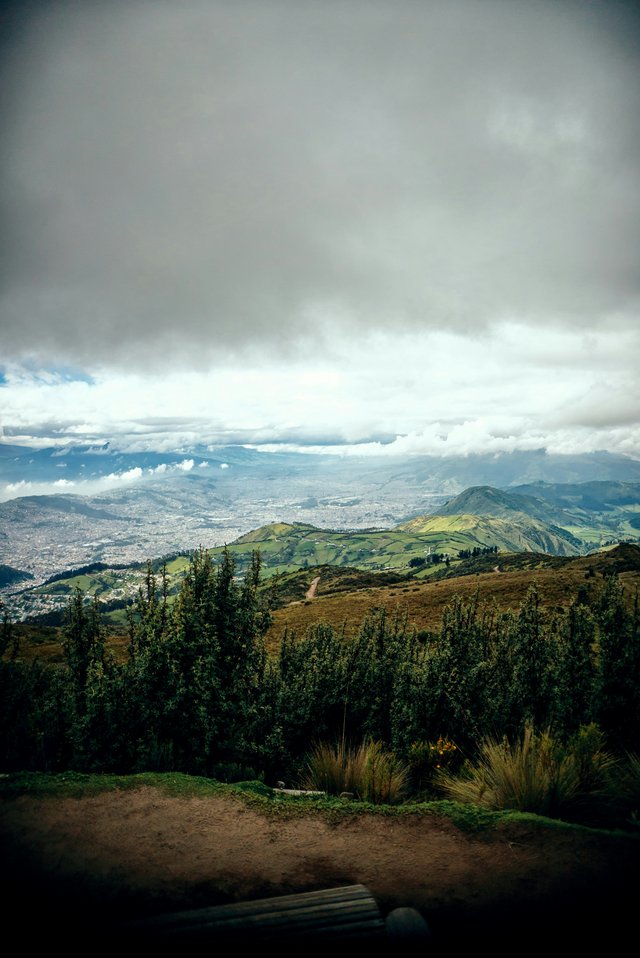 Vista panorámica de la cordillera andina ecuatoriana con cielo nublado