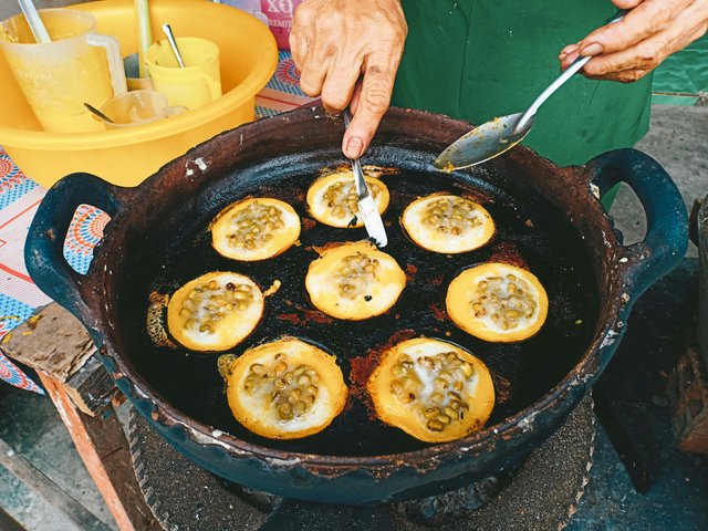 Preparación de comida tradicional ecuatoriana en sartén artesanal