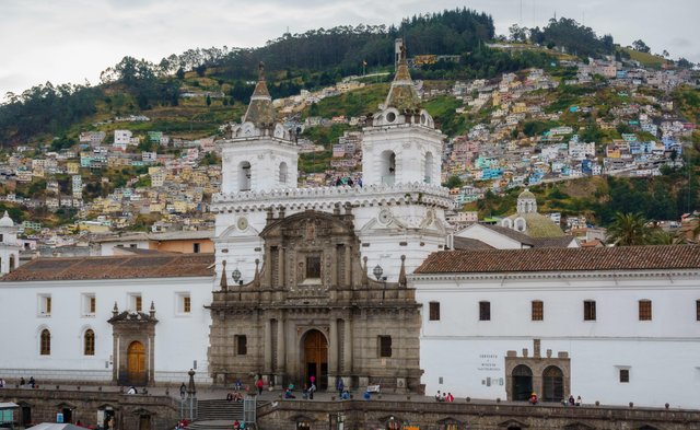 Iglesia colonial en el centro histórico de Quito
