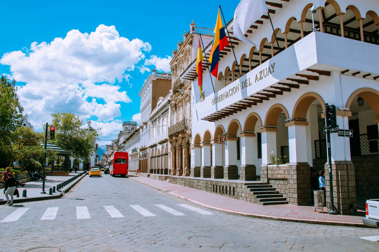 Arquitectura colonial de Cuenca con bandera ecuatoriana