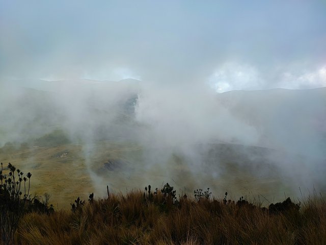 Paisaje andino ecuatoriano con niebla matutina