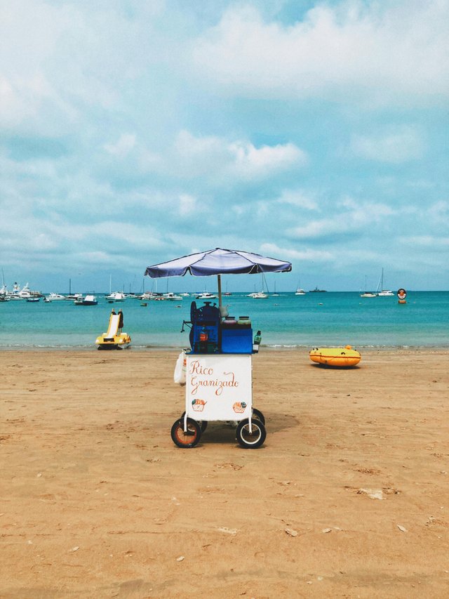 Playa ecuatoriana con servicio de sombrillas