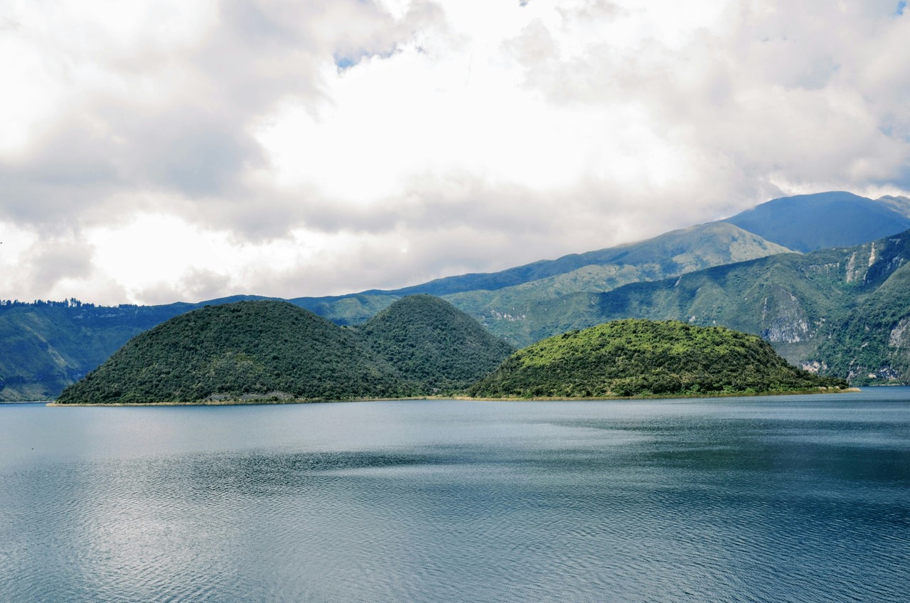 Laguna rodeada de montañas en Baños de Agua Santa, Ecuador