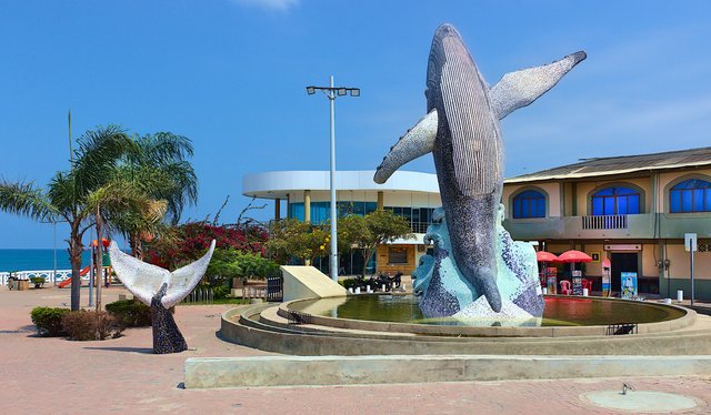Monumento a la ballena jorobada en Ballenita, Ecuador