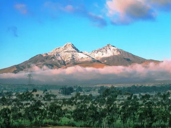 Volcán Cotopaxi al amanecer con neblina matutina