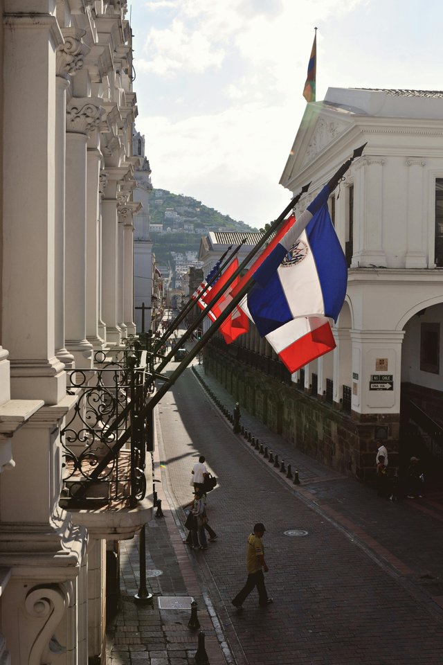 Banderas en las calles históricas de Quito, Ecuador