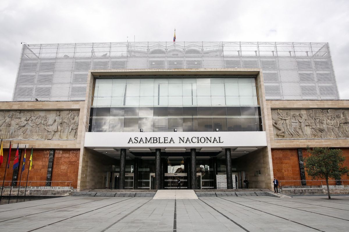 Fachada principal del edificio de la Asamblea Nacional del Ecuador
