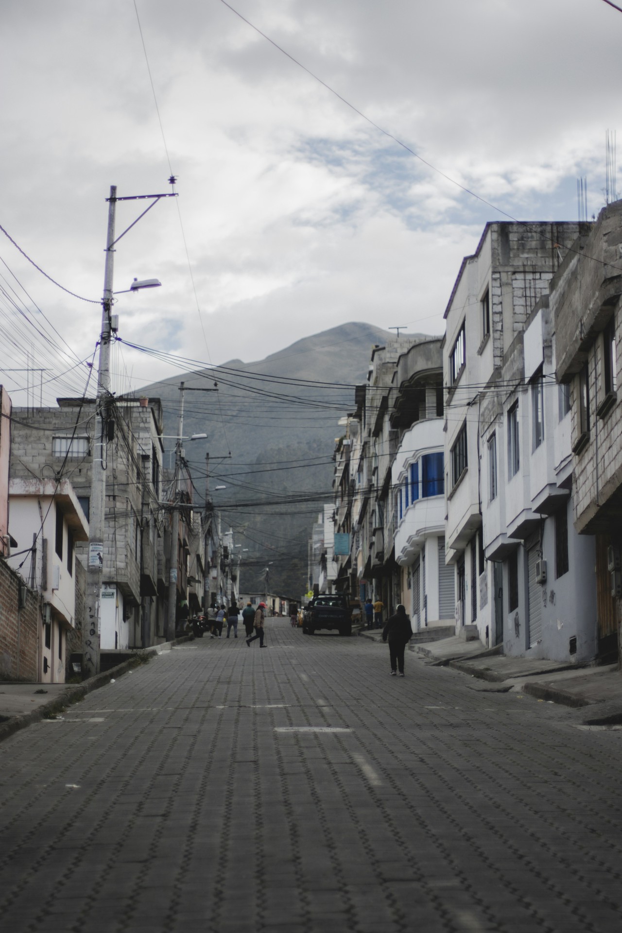Calle del centro histórico de Otavalo con vista a la montaña