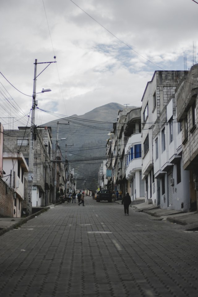Calle del centro histórico de Otavalo con vista a la montaña