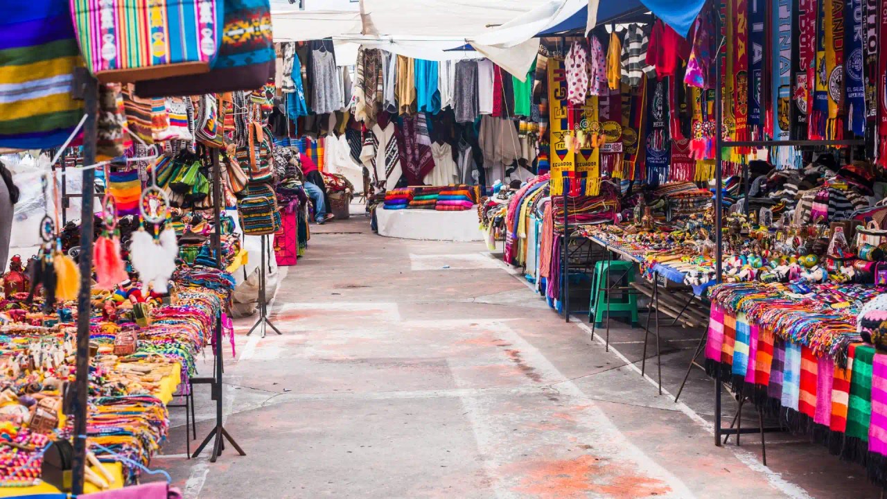 Mercado indígena de Otavalo: colorida oferta textil y artesanía ecuatoriana