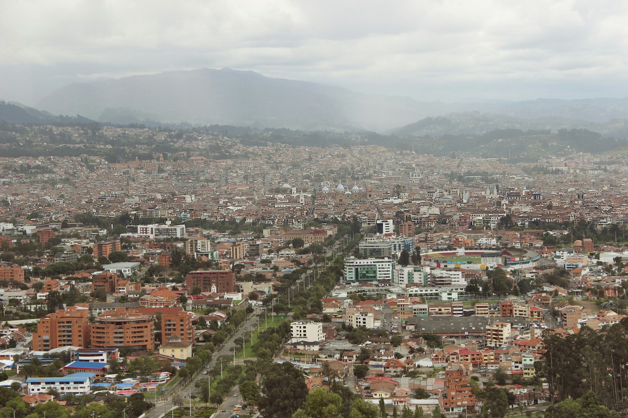 Vista aérea de Cuenca con montañas al fondo