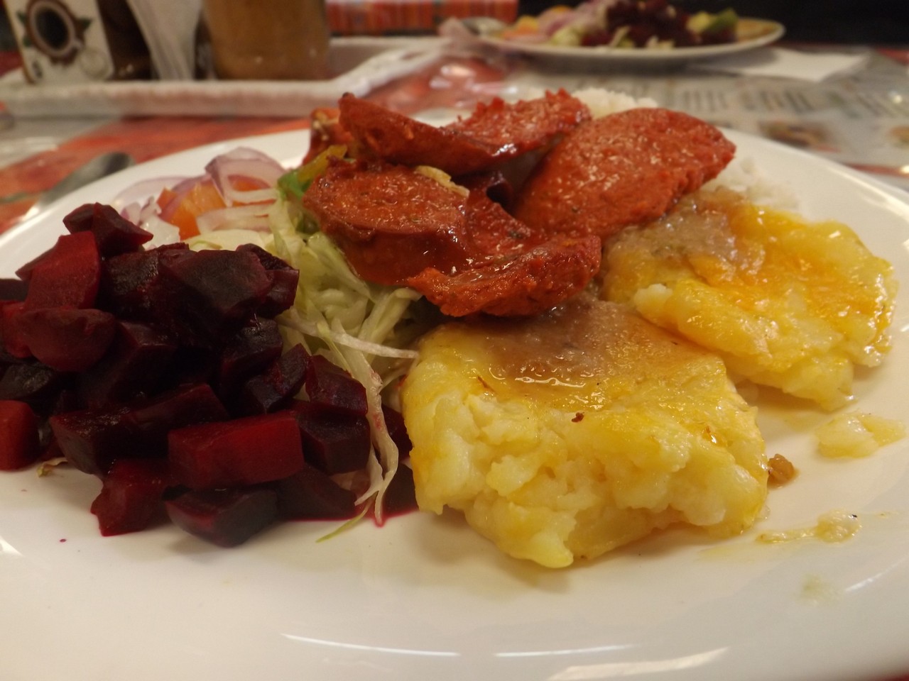 Llapingacho tradicional ecuatoriano con guarniciones