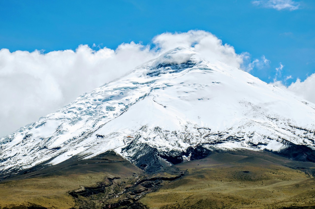 Cotopaxi: El volcán nevado ecuatoriano bajo cielo despejado