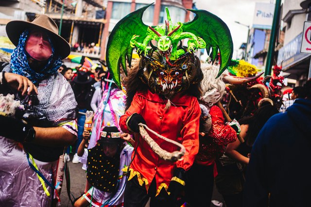 Celebración tradicional con disfraces en festividad ecuatoriana