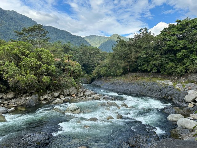 Río en Baños de Agua Santa rodeado de bosque tropical