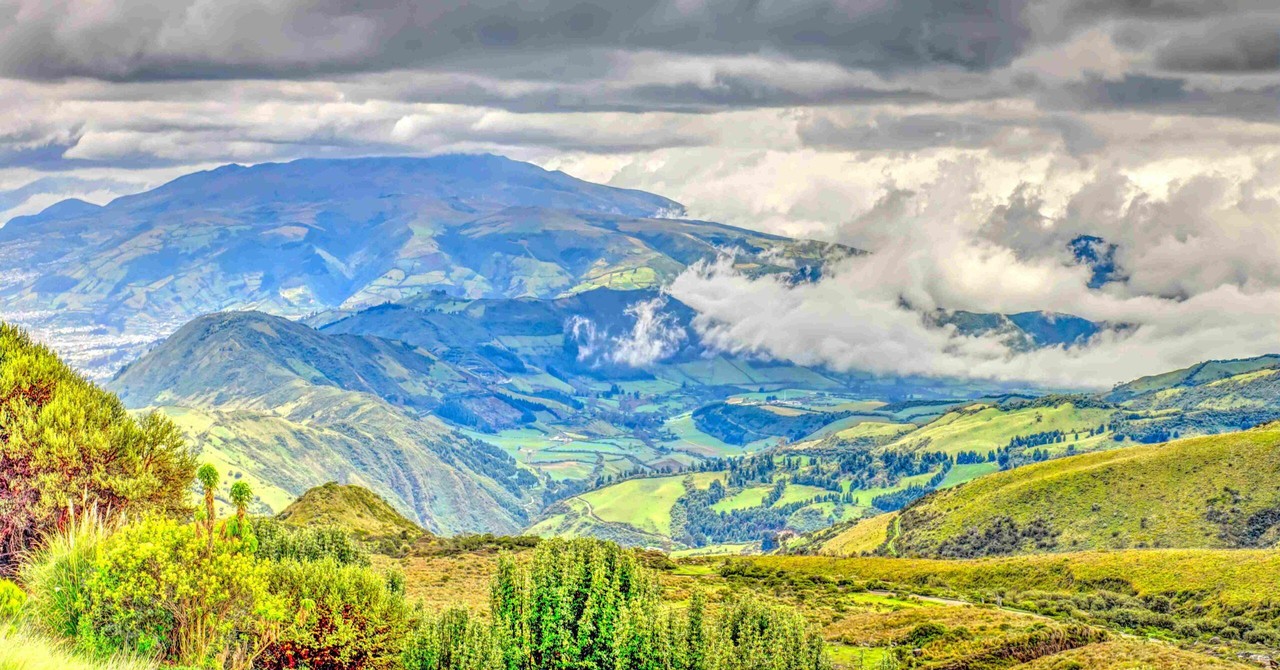 Paisaje de los Andes ecuatorianos con volcanes y valles