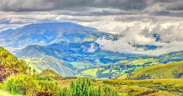 Paisaje de los Andes ecuatorianos con volcanes y valles