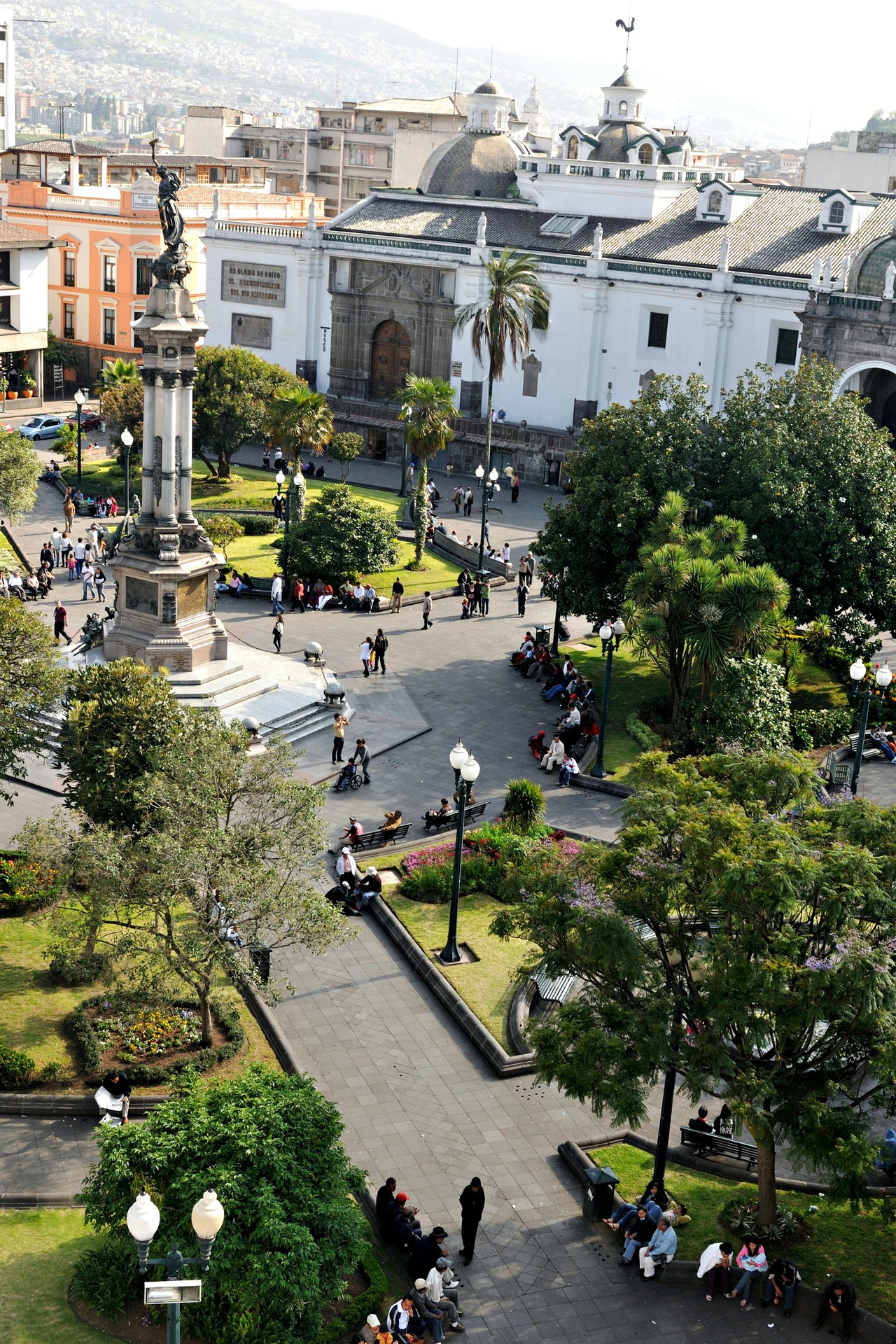 Vista aérea del centro histórico de Quito con arquitectura colonial