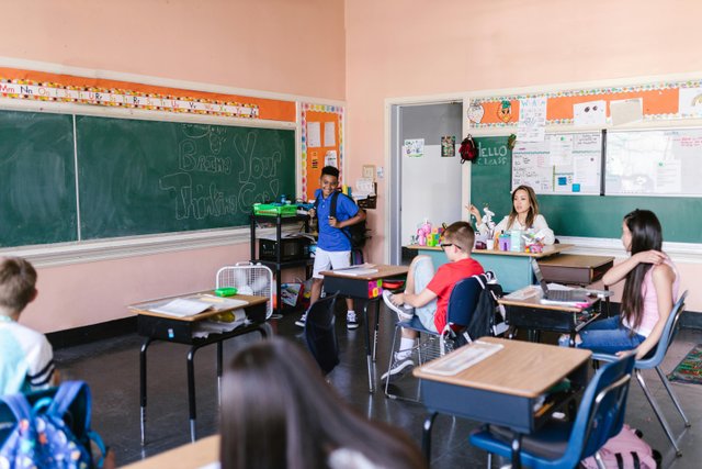 Estudiantes en clase participando en actividades de aprendizaje
