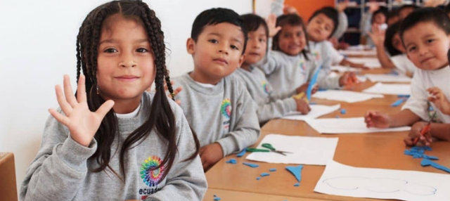 Niños en clase de educación básica Ecuador
