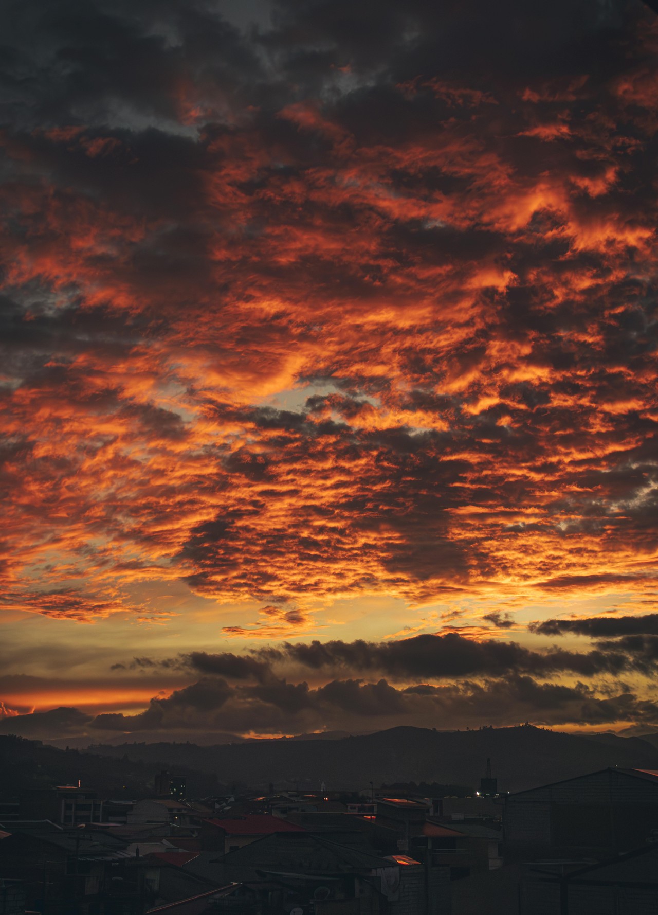 Espectacular atardecer sobre Cuenca con cielo dramático y nubes vibrantes