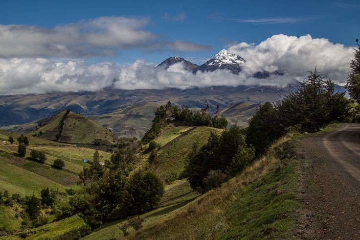 Volcán nevado en la Sierra ecuatoriana rodeado de paisaje verde