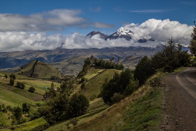 Volcán nevado en la Sierra ecuatoriana rodeado de paisaje verde