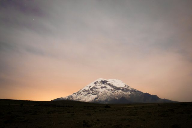 Volcán Chimborazo cubierto de nieve al atardecer