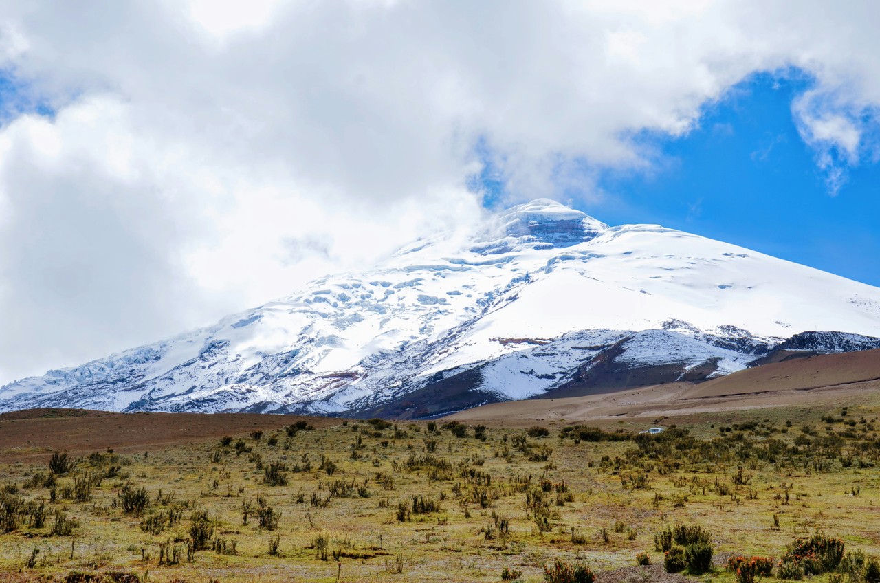 Volcán Cotopaxi cubierto de nieve en los Andes ecuatorianos
