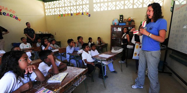 Docente imparte lección a estudiantes en escuela ecuatoriana